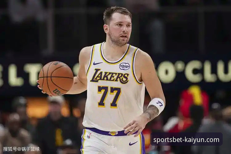 东契奇单骑破阵 vs 团队多点开花：湖人险胜背后的攻防博弈